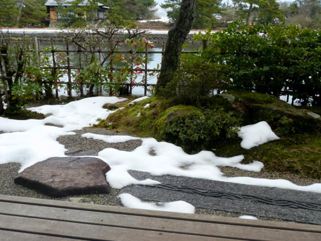 庭先の残雪